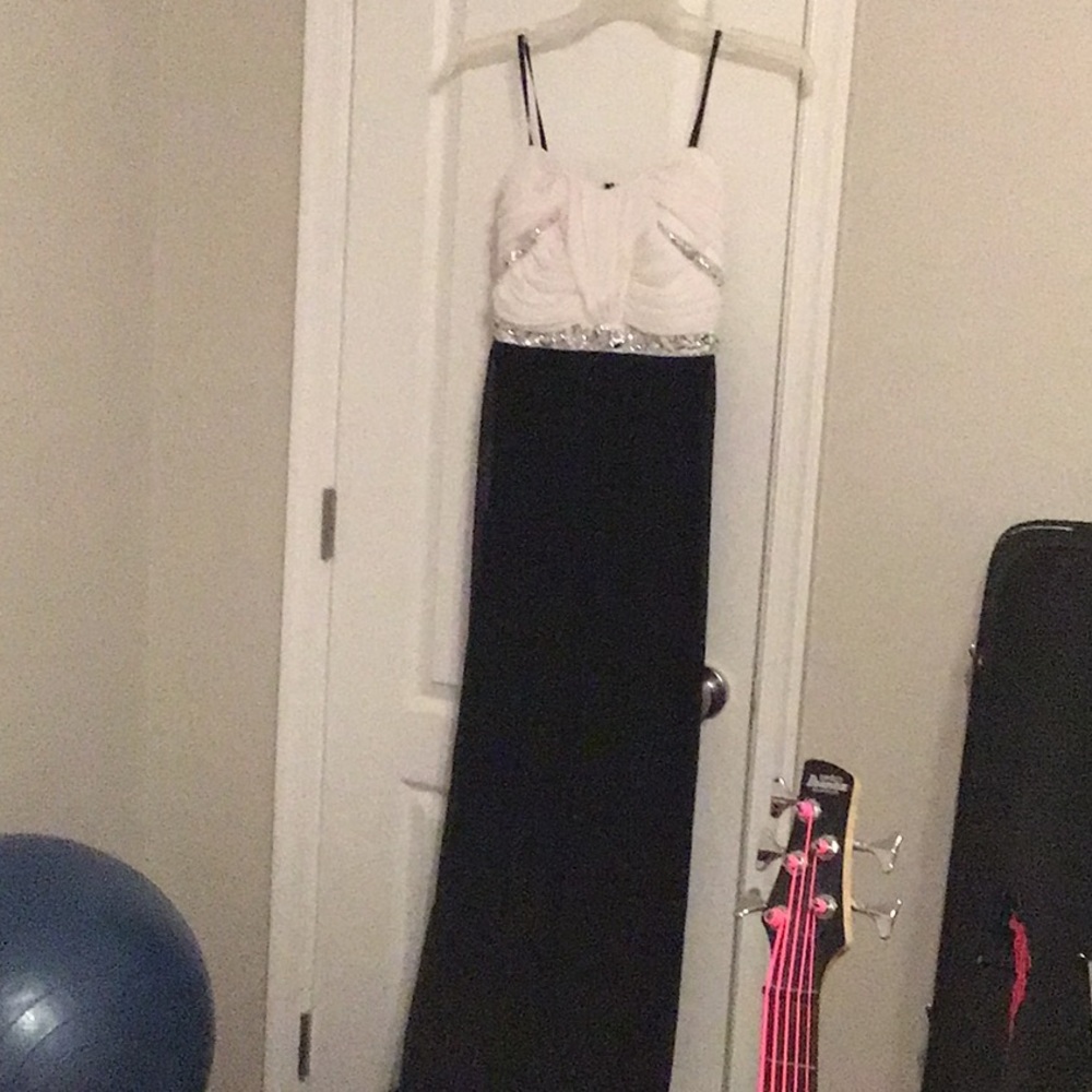 Simple black and white dress, perfect for prom or simple wedding